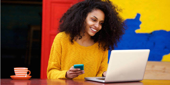 American woman researching FinCEN Form 114 online because she has a foreign bank account
