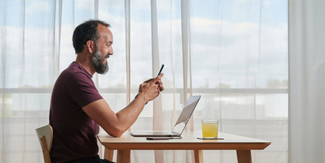 U.S. man filing an FBAR online from Australia