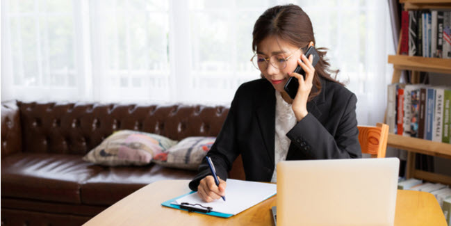 American woman filing an FBAR online from Japan